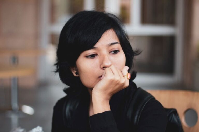 Waarom herhaal ik gesprekken steeds in mijn hoofd? De psychologie erachter